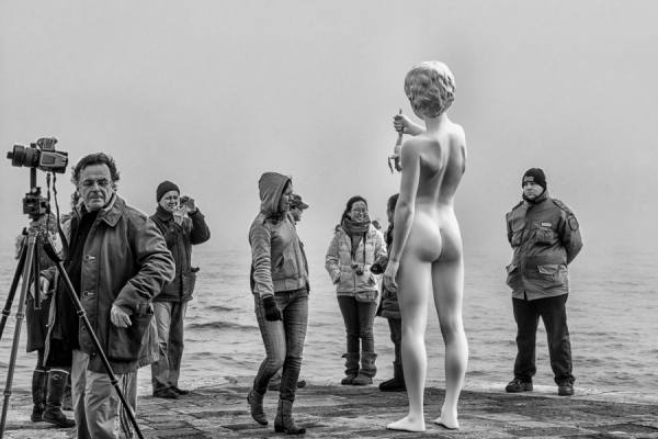 Photograph Yasuhiro Sakuda Statue With Sightseers on One Eyeland